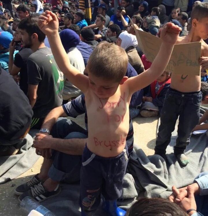 IOARIZOS77's tweet photo. Niños refugiados pidiendo perdon,cuando ellos son víctimas
A q estamos llegando pa q inocentes se sientan culpables? https://t.co/YMx8V12L1r