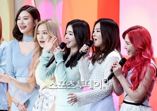 REDVELVETnow's tweet photo. 160322 #OneOfTheseNights1stWin 🎂💕 https://t.co/LunEpjd8HK