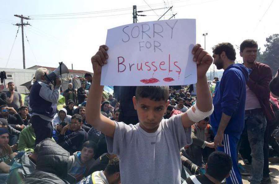 A3Noticias's tweet photo. La imagen de un niño refugiado mostrando solidaridad a Bruselas, una de las fotos del día https://t.co/f2L23nrStB https://t.co/4nQkThLzct