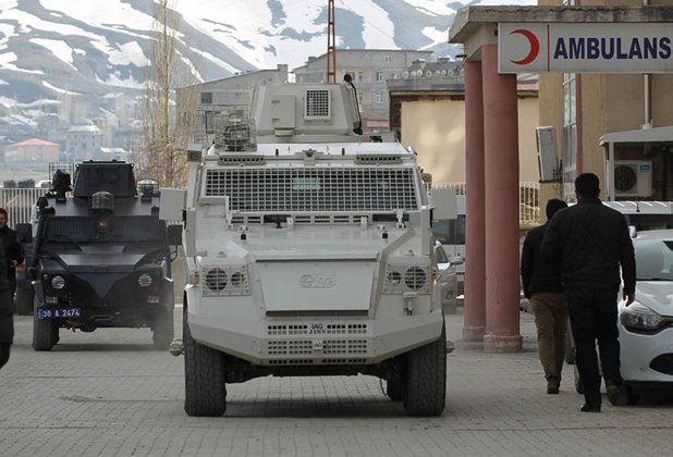 SON DAKİKA: Yüksekova'da 3 şehit bit.ly/1ZogkYE