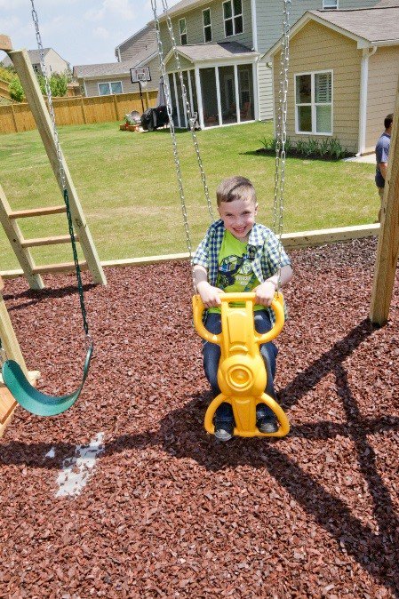 Peek-a-boo, Spring is coming for you! Nothing better than celebrating spring from your own backyard. #VeteranKids