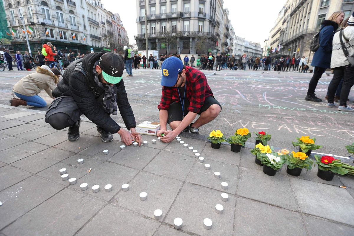 el_pais's tweet photo. DIRECTO https://t.co/Yn4Rb7jaD5 El espontáneo homenaje de los vecinos de Bruselas a las víctimas https://t.co/RkDYnMem2N