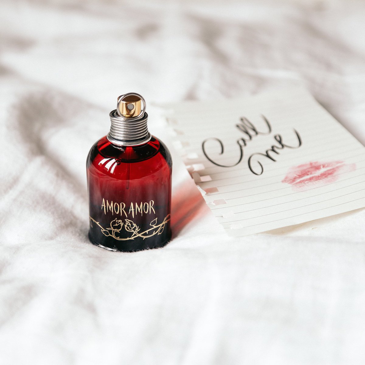 Pin's Parfum Perfume Fleurs " Les ateliers de CACHAREL " Très rare numéroté N°40 