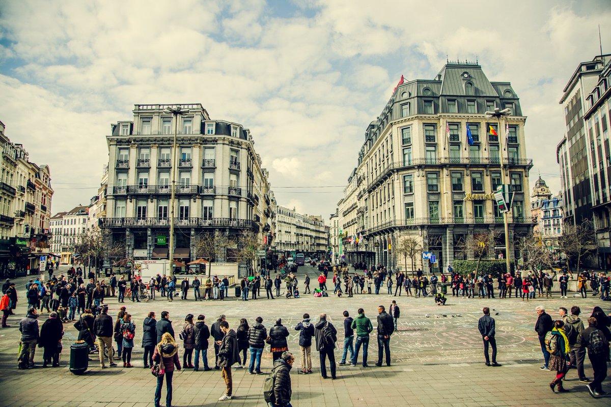 Op het Beursplein in Brussel delen Brusselaars boodschappen van liefde met stoepkrijt.