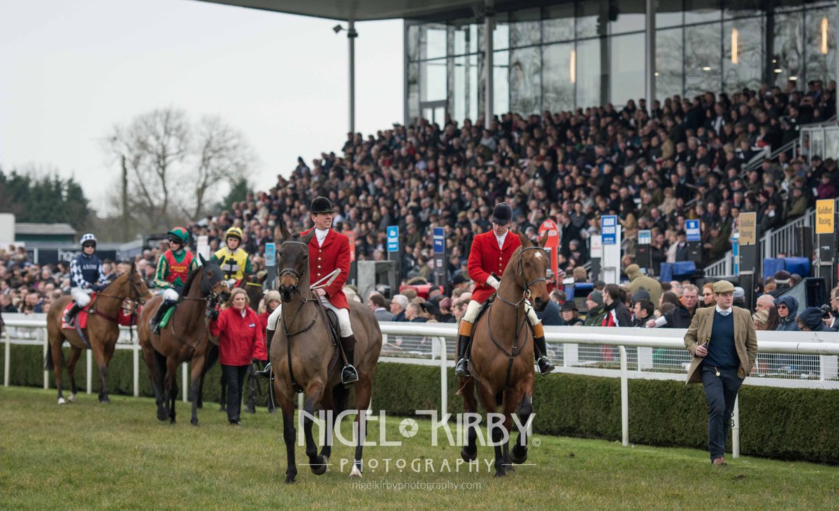 nigekirby's tweet photo. A full house @UttoxeterRaces as the horses parade ahead of the Midlands Grand National #mgn2016 https://t.co/gniAoUHyBs