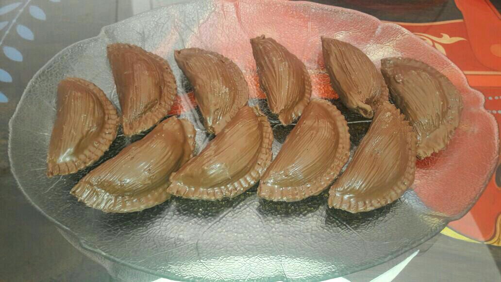 gallerycafehyd's tweet photo. Our holi special - chocolate gujiya! 

Come try!

#holi #cafe #hyderabadfoodie #hyderabad https://t.co/LoNJyyUGvn