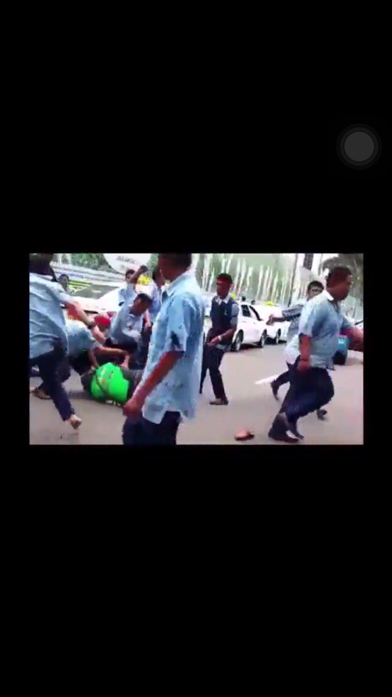 Mana ada yg mau naik taksi, kalo supirnya aja kayak gini ga terdidik <a href="/Bluebirdgroup/">Bluebird Group</a>