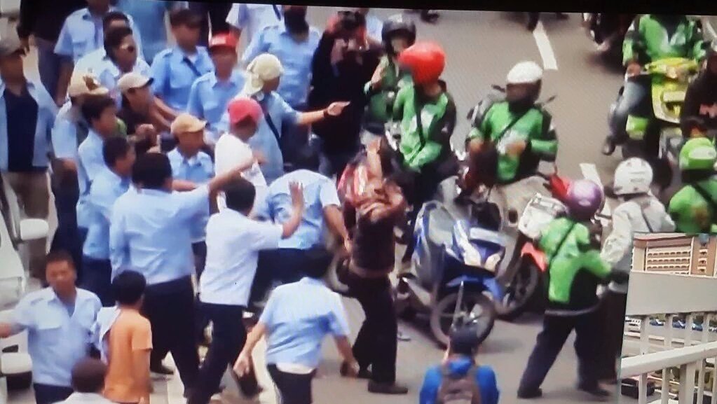 FinaSRK's tweet photo. #PercumaGratis kalo gk bermoral gk pake akal gk pake hati,"taunya yg penting gue dapet duit lu mati yaudah bodo" 😢😫 https://t.co/ylRZhSdtUT