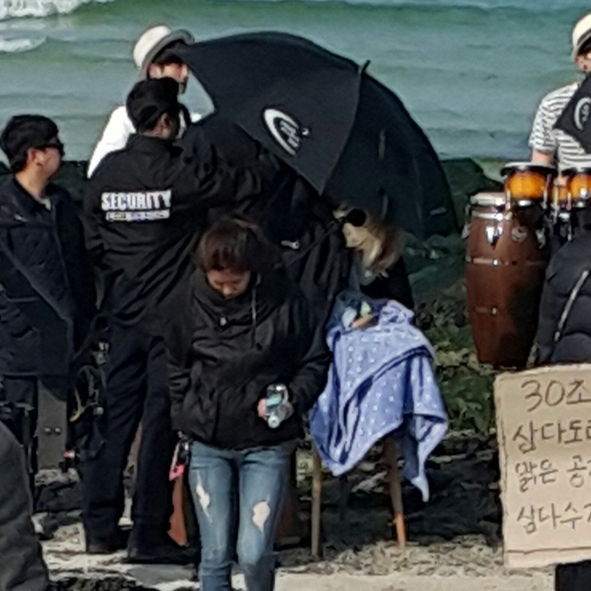 [PIC][20-03-2016]TaeYeon khởi hành đi đảo Jeju để quay CF cho thương hiệu nước khoáng "Samdasoo" vào chiều nay CeKNYgsVIAQs-Mz