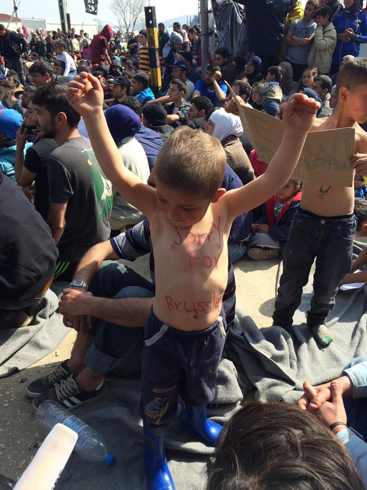 Niños mostrando sus condolencias por lo sucedido en Bruselas desde el campo de refugiados de Idomeni.