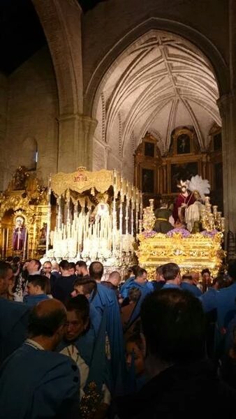 Cofrade022's tweet photo. A las 15:45 se reunira de nuevo la junta de San Esteban.
Se abren paraguas en las puertas de San Esteban. https://t.co/6yFnOQ6clR