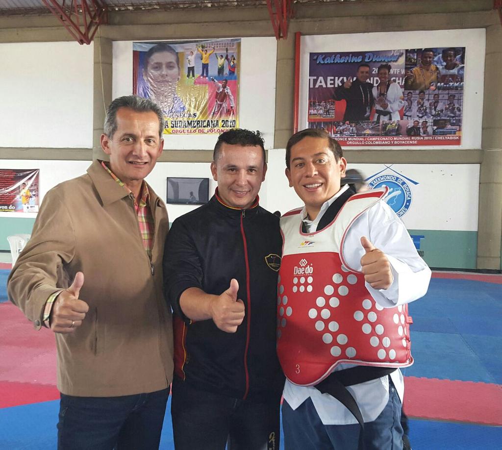 IndeportesBoy's tweet photo. Aquí tres grandes por el deporte #boyacense (izq. a der.): @omarparracol @foterocito @CarlosAmayaR #BoyacáSeLaJuega https://t.co/BkLLxqgj5g
