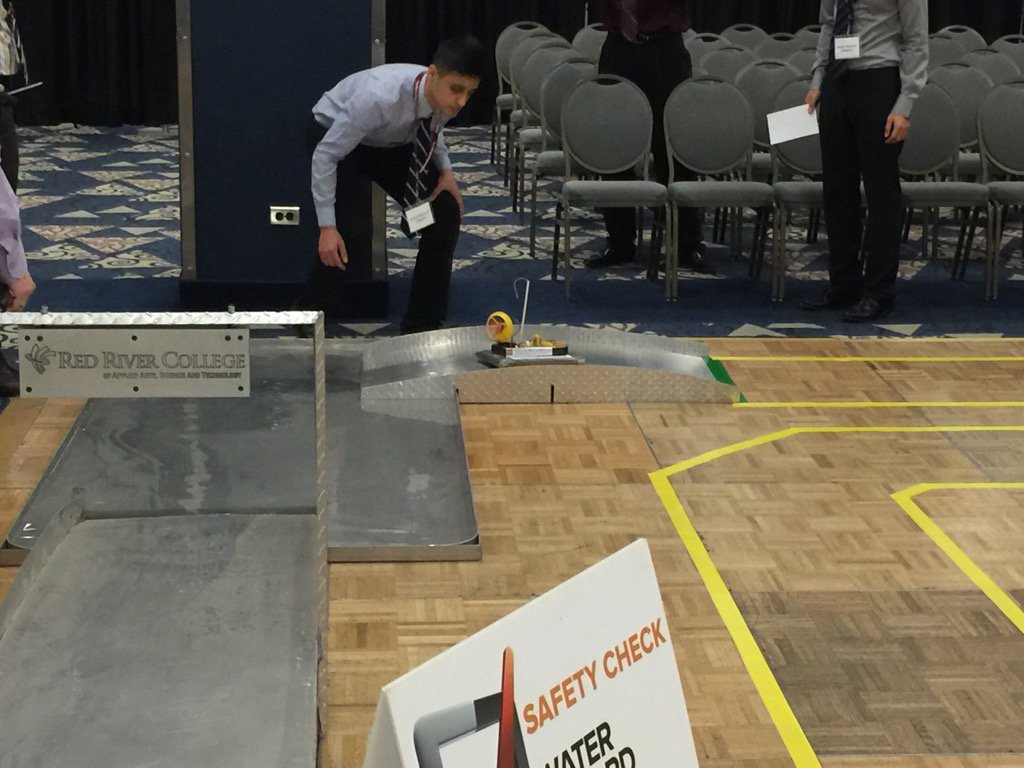 AnoMagnifico's tweet photo. Getting thru the water hazard @cme_mec #hovercraftteam @nmcLRSD @louis_riel_sd ... #solvingproblems https://t.co/HKbb8HcgYE