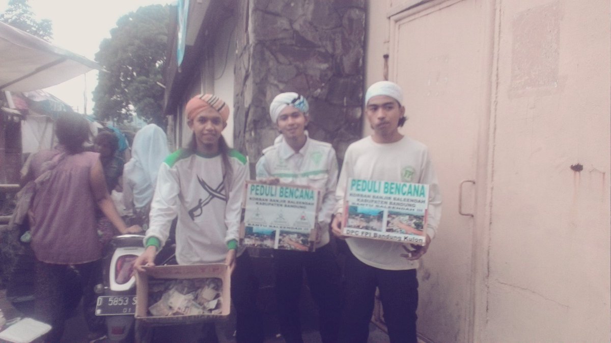 NdogBiru's tweet photo. Peduli Bencana Banjir @Dpw_Fpi_Cilacap @HumasFPI @DPP_FPI @HABIBRIZIEQFPI https://t.co/mCno2qeHUQ