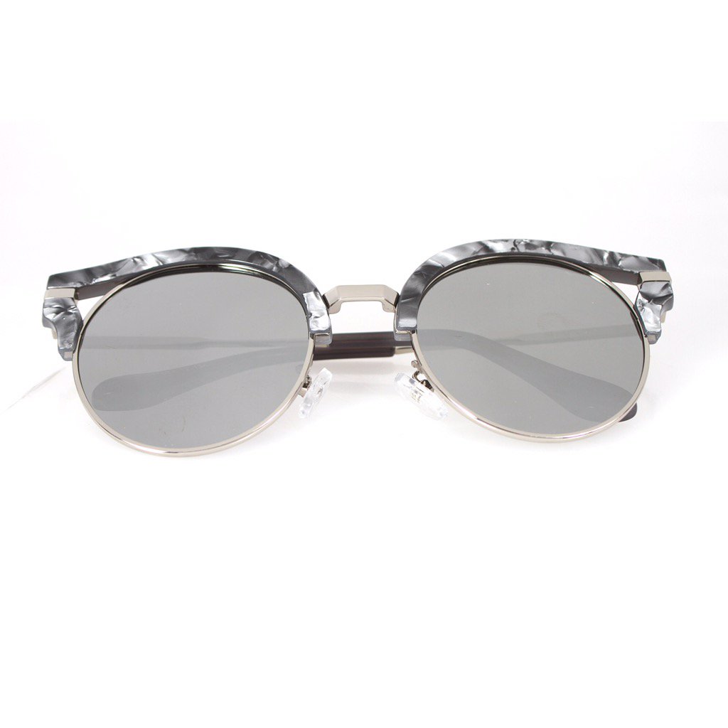Celebeyewear_'s tweet photo. Super model Suki Waterhouse wearing the celeb style shades in LA shop HEDLEY on our site https://t.co/VGQdrWcQDe https://t.co/mPx2FXisPz
