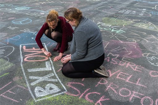 elliotwagland's tweet photo. Messages written on the ground at Place de la Bourse following attacks in #Brussels https://t.co/bFThK3Ifis