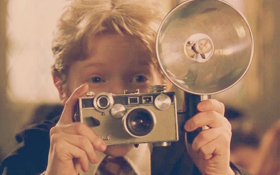 캐롤에서 등장, 시선을 끈 이 카메라는 Argus C3. 디자인덕에 월드오브투모로우나 해리포터에서도 등장했다. 겁내 불편한 걸 아는지, 영화에선 한...