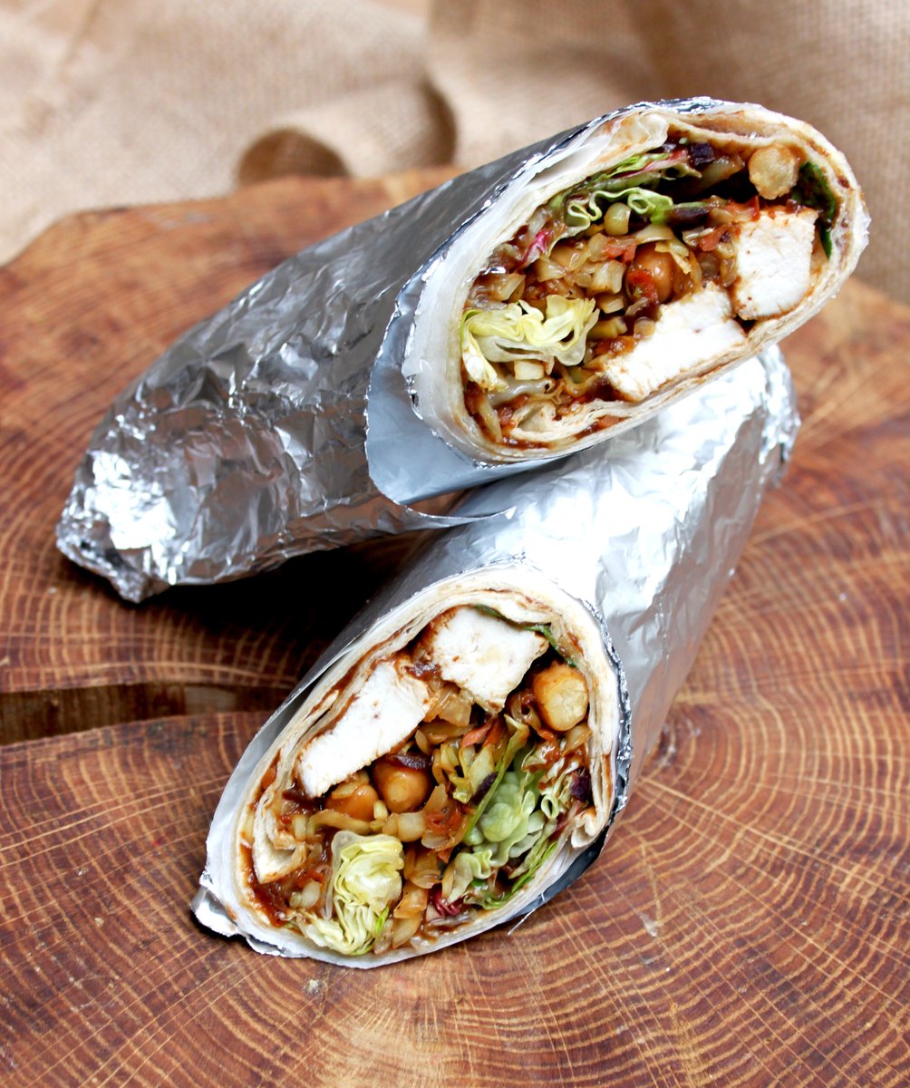 Īsā darba nedēļā garš(īgs) wraps - ar cāļa fileju, salātiem, sautētiem dārzeņiem un pāri visam garda plūmju mērce.