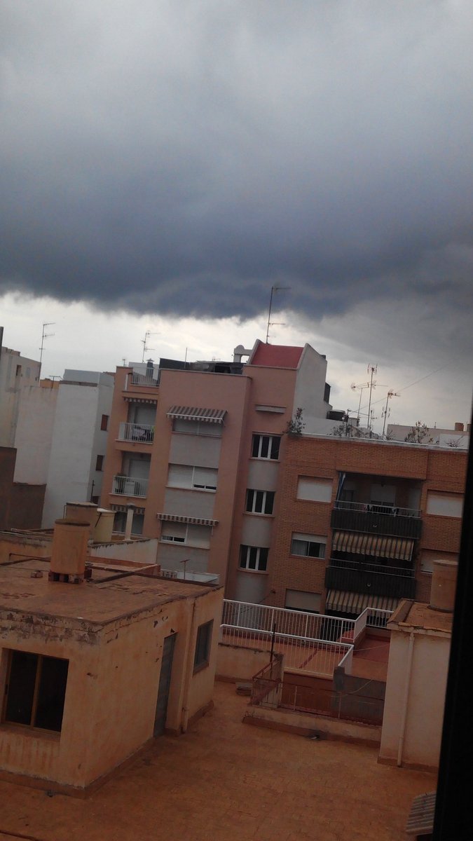JGZero97's tweet photo. @abarniol_tve @wearewater nubes americano en #Águilas #Murcia y ha dejando una manga marina https://t.co/GJVjolHo0Y