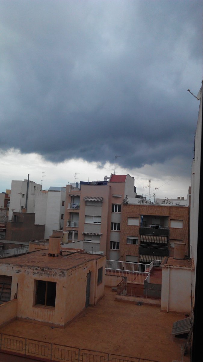JGZero97's tweet photo. @abarniol_tve @wearewater nubes americano en #Águilas #Murcia y ha dejando una manga marina https://t.co/GJVjolHo0Y
