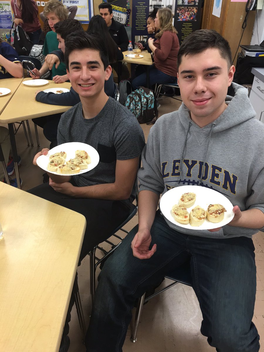 LHS_MrsJeske's tweet image. Lab #20 of the semester: Bruschetta #Cutlery #LeydenPride #CulinaryBasics   #FanFavorite 🍴