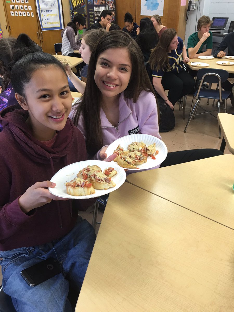 LHS_MrsJeske's tweet image. Lab #20 of the semester: Bruschetta #Cutlery #LeydenPride #CulinaryBasics   #FanFavorite 🍴
