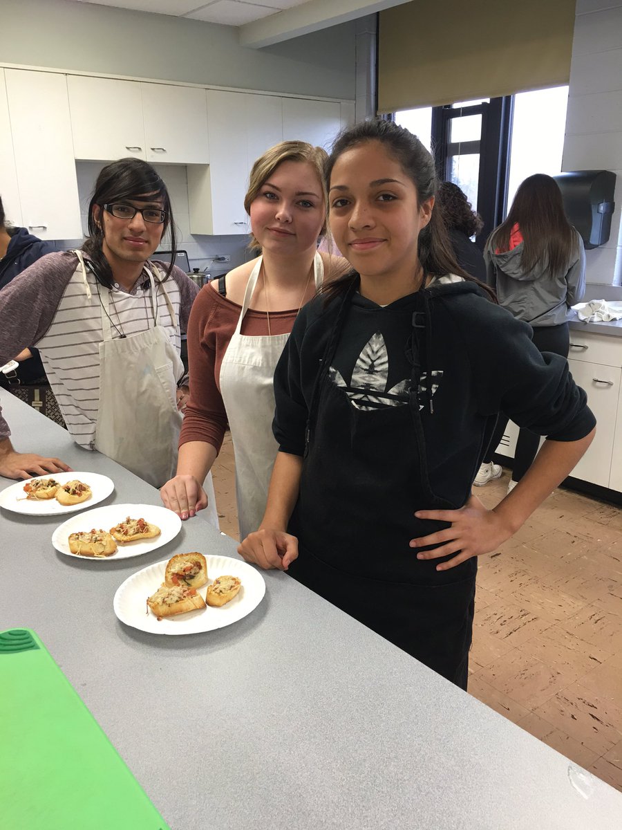 LHS_MrsJeske's tweet image. Lab #20 of the semester: Bruschetta #Cutlery #LeydenPride #CulinaryBasics   #FanFavorite 🍴