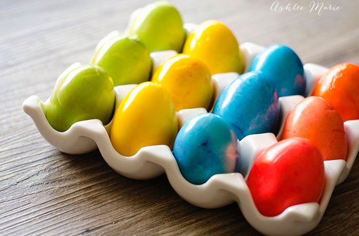 ashleemariecake's tweet photo. I have a ton of food dye lying around so I always make my own dye https://t.co/iv66SQiQht #easter #eggs https://t.co/NDZOgJbn8j