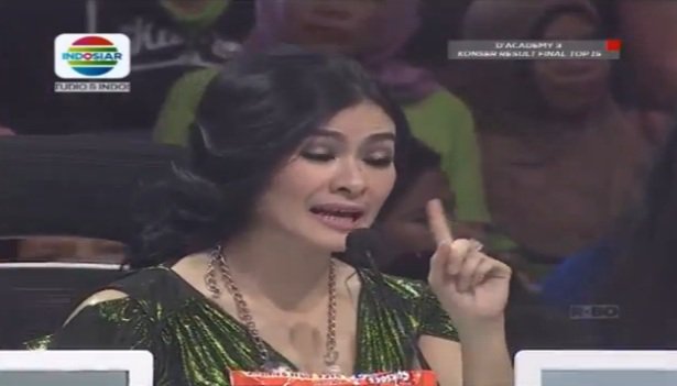 Indosiar's tweet photo. Cuma sedikit aja komentar Bunda @iis_dahlia buat @DA3_Rafly #DAcademy3 https://t.co/rxMc0TLE2T