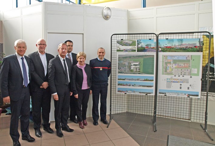 Dévoilement par le Pdt Richefou de l'esquisse retenue par le jurypour la construction de la future direction du SDIS