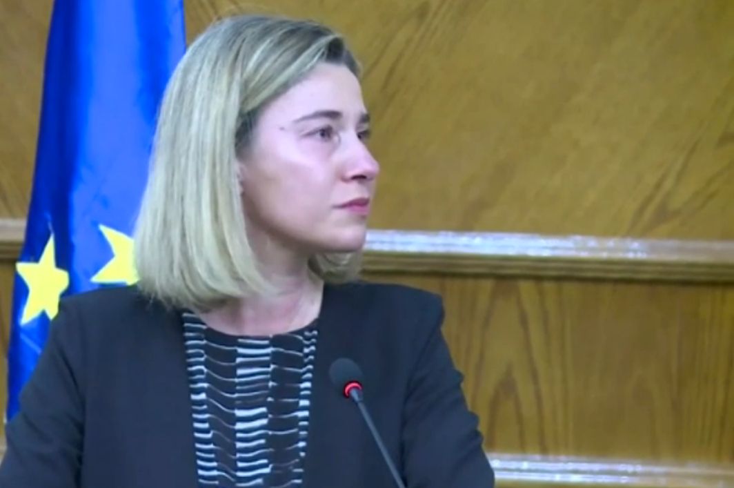le_Parisien's tweet photo. VIDEO. Les larmes de Federica Mogherini après les explosions de Bruxelles https://t.co/YKlCX4oVeF https://t.co/t2BBvHxfDc