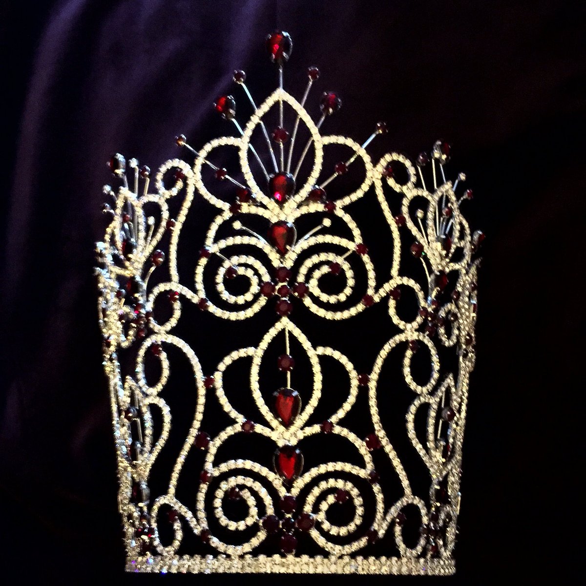 DallasRedFound's tweet photo. Which Queen will take the crown and make her debut as Miss Red Queen of Hearts at #RedInWonderland? 👑♥️✨ https://t.co/z7DlY1qzTa
