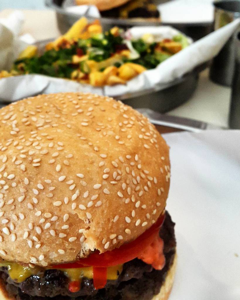 Patricio Giusti on X: Comemo? #burgermood #cuateburger