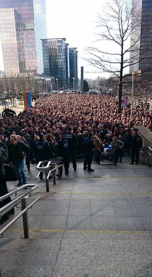 KDebecker's tweet photo. Aanschuiven voor een trein in Brussel Noord. (foto Lilith Roggemans) https://t.co/E04LGKiIMd