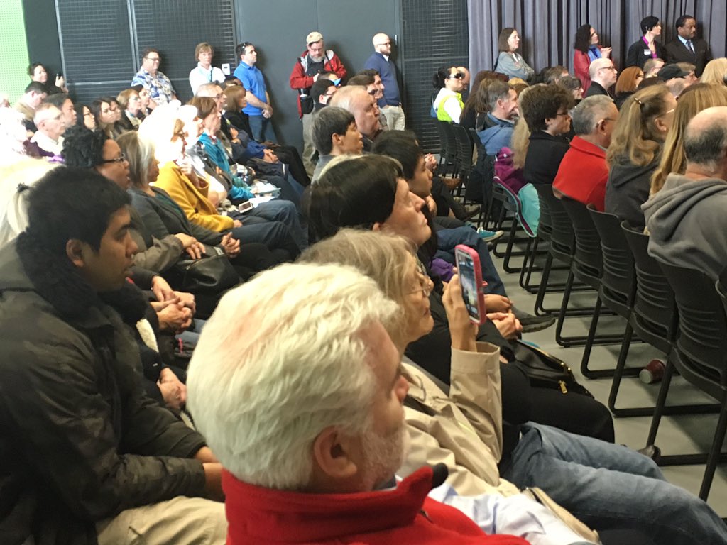 AdventureCkr's tweet photo. Speaking @BatesTechnical @ChelseaClinton tells #Tacoma crowd her 2 fave # now r #DoItsJob #DoYourJob #liveonkomo https://t.co/MrPKV2sEGq
