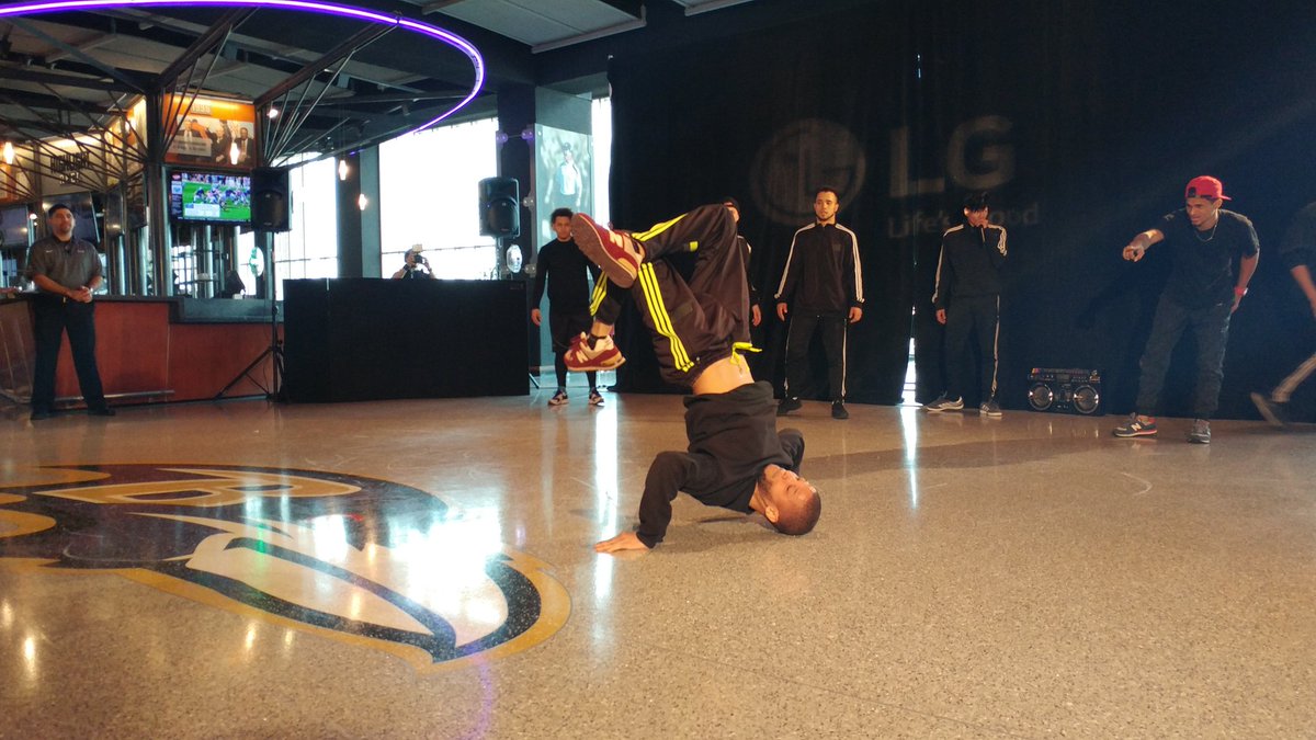 kaytea154's tweet photo. #LGG5DMV @SellWithLG #breakdancing https://t.co/j8bVzEzkS4