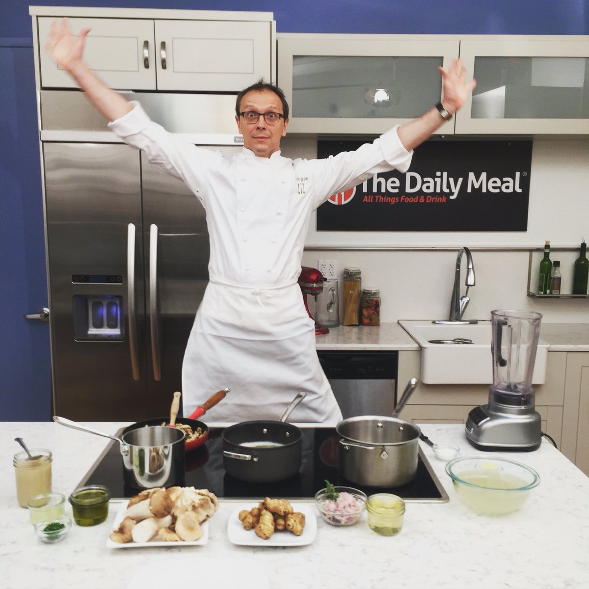 billtelepan's tweet photo. Getting pumped to cook with @dianehenderiks in @thedailymeal kitchen! #chefinspiredhealthy #thedailymeal #telepan https://t.co/U69XP5UkZm