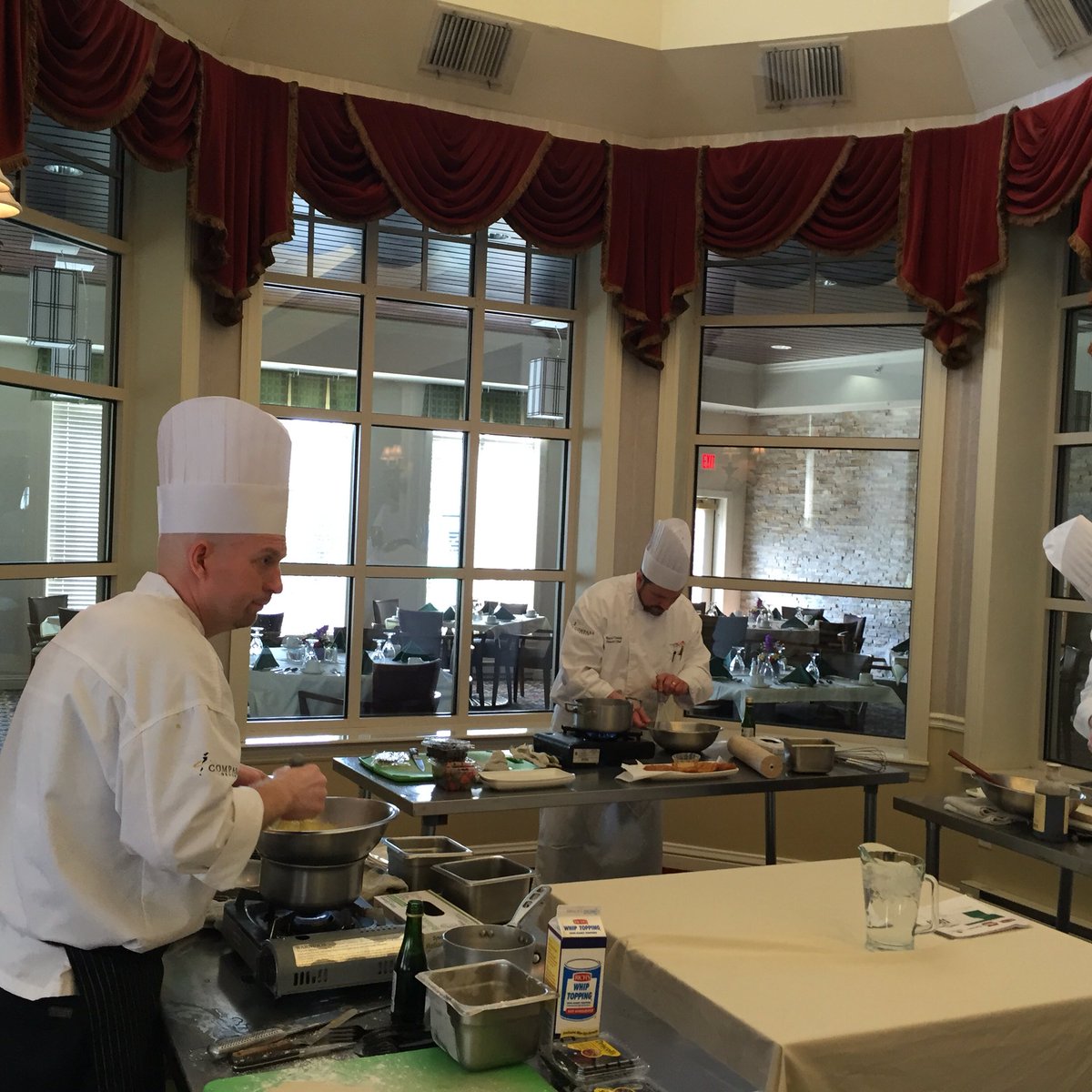 LundinKen's tweet photo. Round two of Chicago food fight https://t.co/snJELpfHBO
