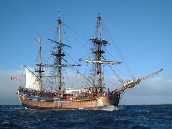 Off_Valpo's tweet photo. 22.MAR.1768 Capitán #James_Cook (UK) recala a la #isla_de_Pascua durante su segundo viaje a bordo del #HMS_Endeavour https://t.co/AdMJyVZL1Y