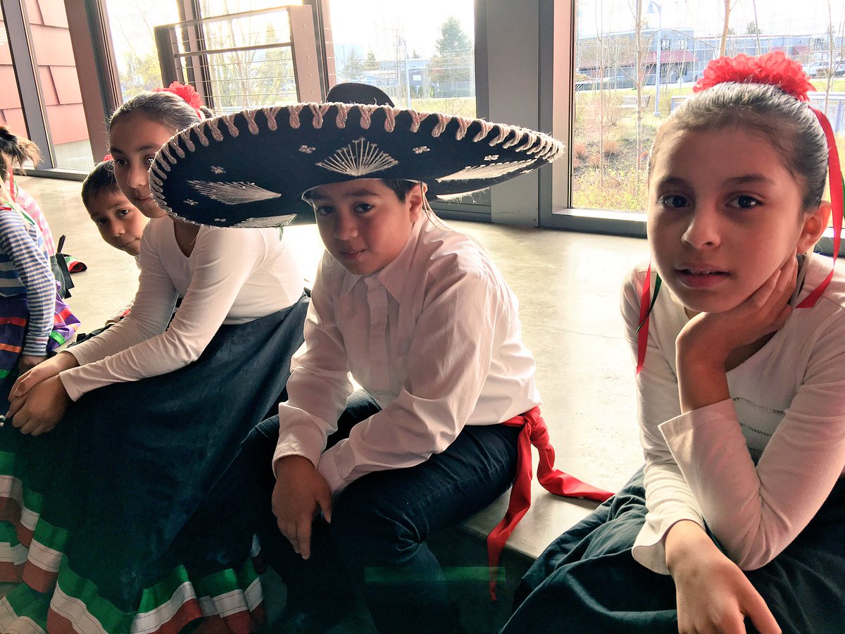 MissBeerbower's tweet photo. Ballet Folklorico de Roosevelt preparing to perform @GraduateTacoma ❤️ https://t.co/gb8aH2dpf4