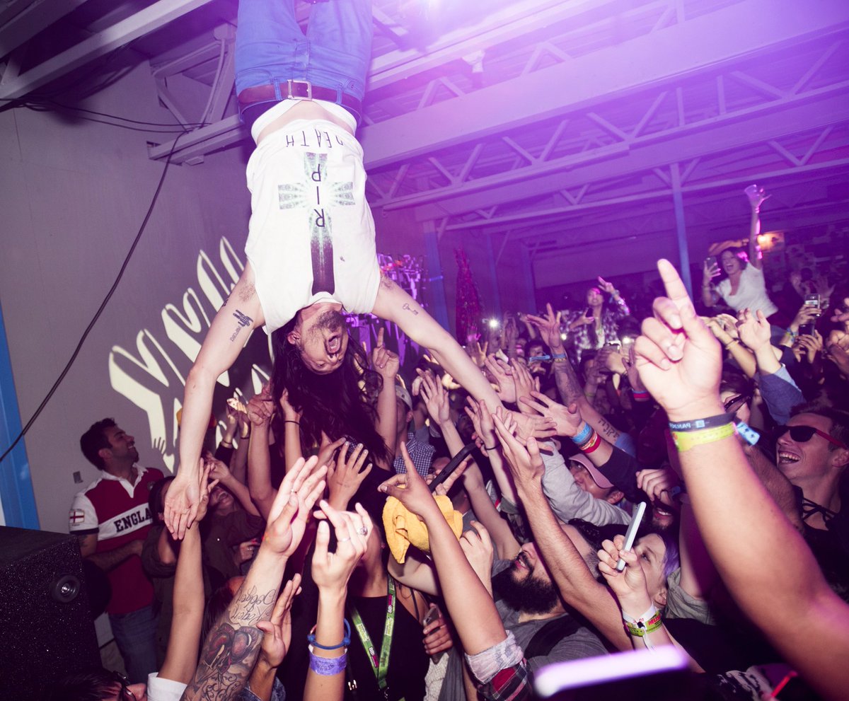 The @dimmak #sxsw party got me all upside down 🙃. 📸 : @lindseybyrnes @rollingstone https://t.co/bZU4Jv8Vx4