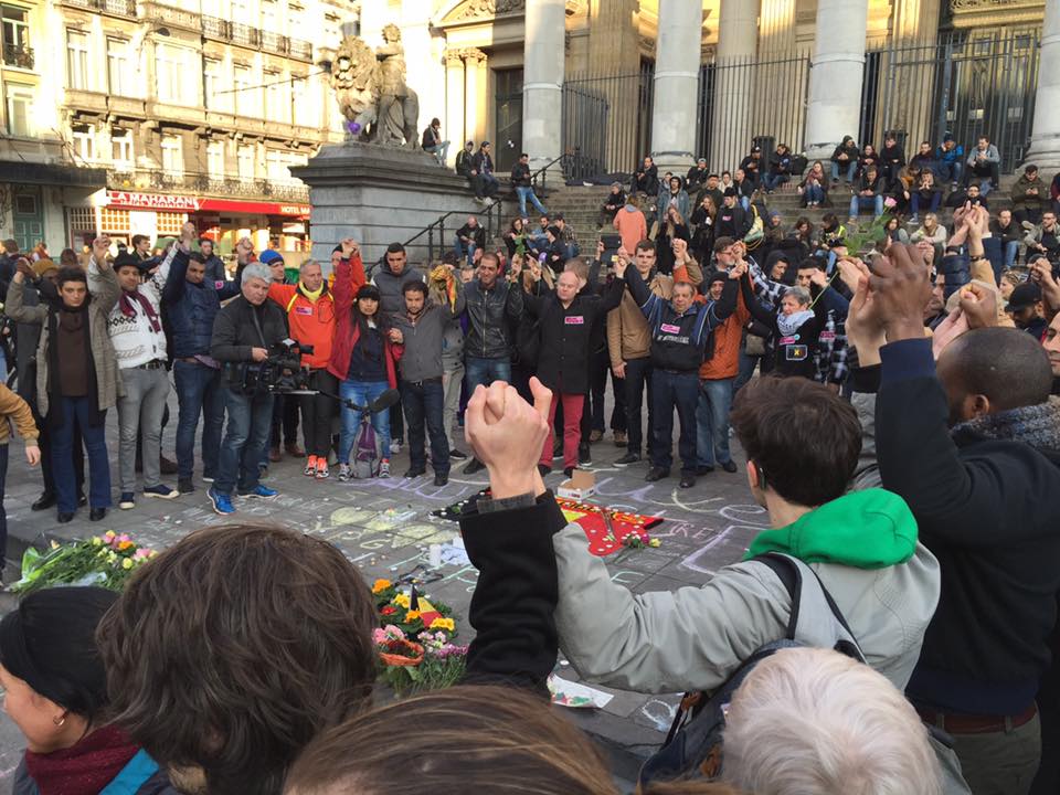 peter_mertens's tweet photo. Boodschappen van droefheid en solidariteit aan de Brusselse beurs. Samen tegen de terreur en de haat. #IkBenBrussel https://t.co/EMhJJccQfI