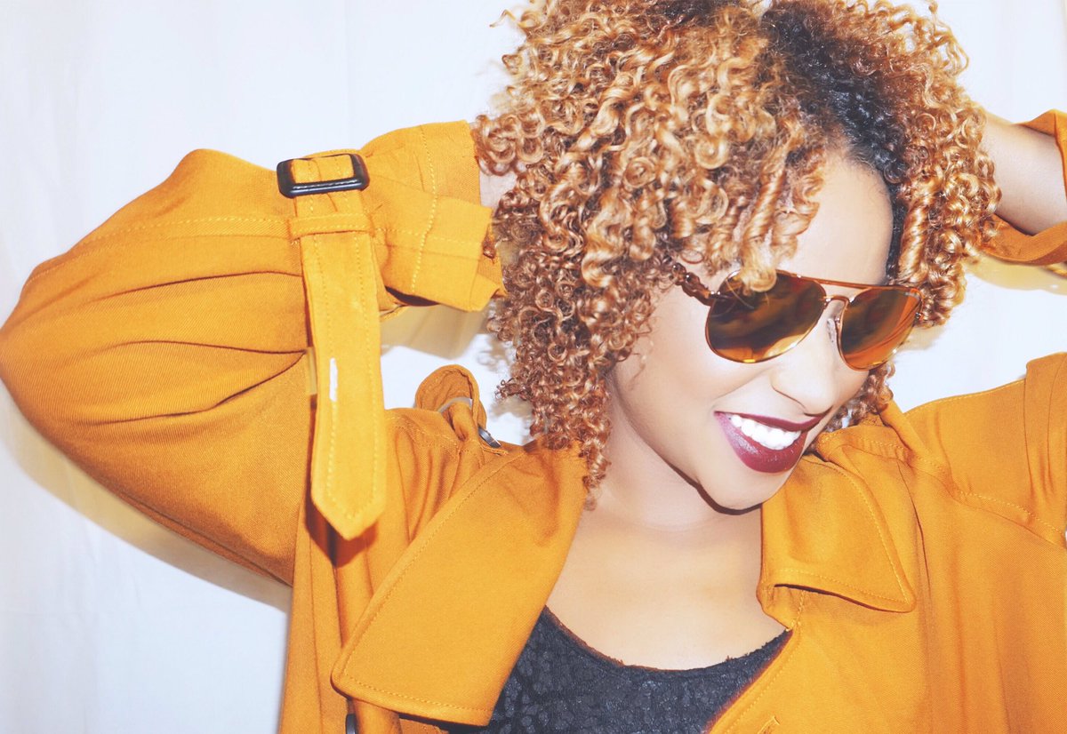 beautybylee's tweet photo. @MichaelKors Rose Gold Aviator Shades are a definite #musthave this Spring/Summer https://t.co/sfAEnrN09V