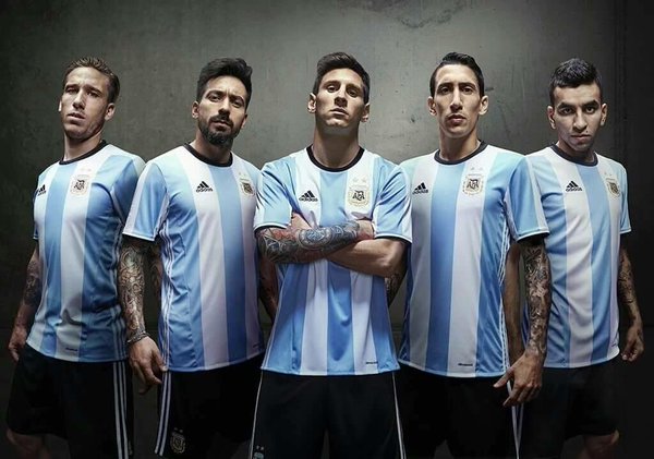 CleatsOff's tweet photo. Los jugadores de la Selección @Argentina lucen la nueva camiseta que diseñó @adidas. #Argentina #adidas https://t.co/6SjJrnY8mk