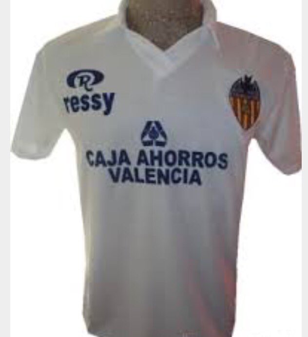 polletab's tweet photo. @Carlos_bosch filtrada la nova samarreta del valencia cf per a commemorar q tornem a 2a! 30anys després! Amunt!!! https://t.co/UkLNyXNlch