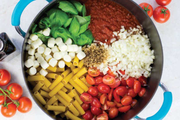 Throw together this one-pot caprese pasta for a last-minute weeknight dinner: trib.al/gOJFW6F