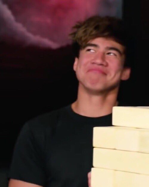 LukeHemmingArmy's tweet photo. Caption this 😂😂

 #5SOSFam #BestFanArmy  #iHeartAwards https://t.co/drKlnlWCsa