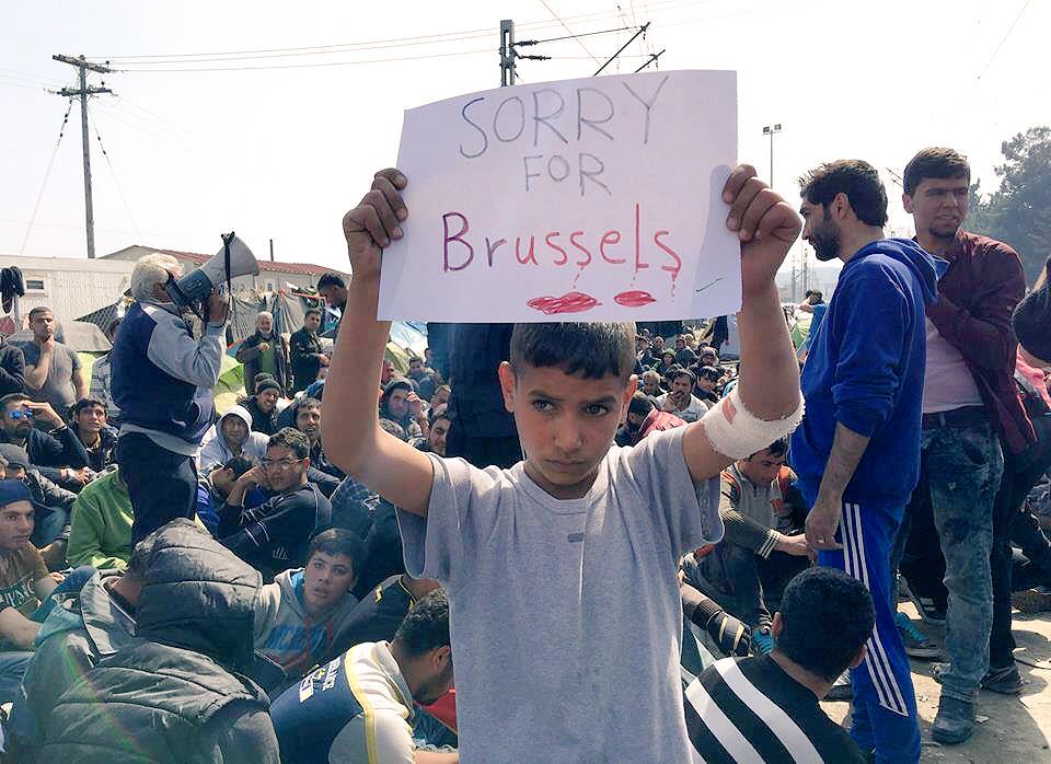 Far_Tft's tweet photo. #RT cette photo devrait faire le tour du monde, un réfugié syrien en Grèce...#VenezOnSAime #PrayersForBrussels https://t.co/vFKEEAZlNm