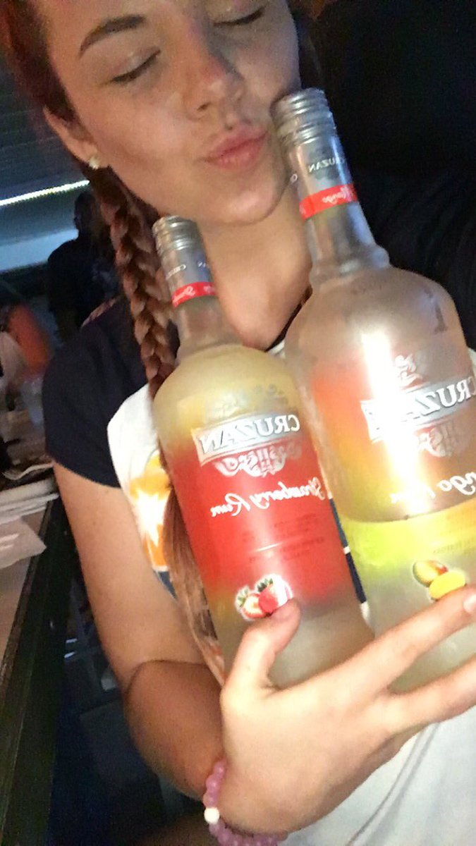 Kayla_x7's tweet photo. SPRING BREAK FOREVER 😭😭#DrunkAllWeek #TakeMeBack https://t.co/OrFCL69Ewj