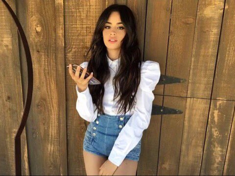 lmjcamilizerz's tweet photo. Ela não facilita em nada na minha vida #UpdownFunk #iHeartAwards #BestCover https://t.co/rZPuoa20jM